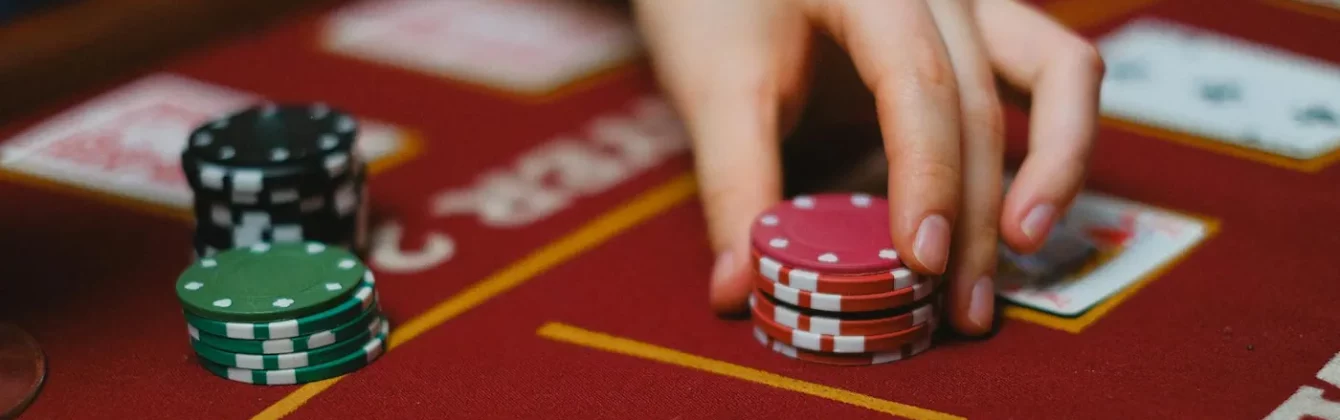 blackjack-en-grundig-gjennomgang-av-spillet-og-strategier-for-å-øke-vinnersjansene